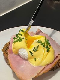 Huevos Benedictinos con salsa holandesa